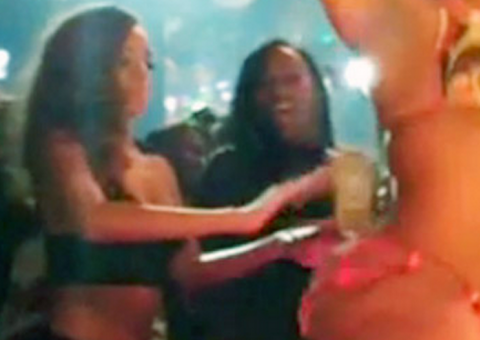 Rihanna gasta R$ 16 mil com strippers em  boate
